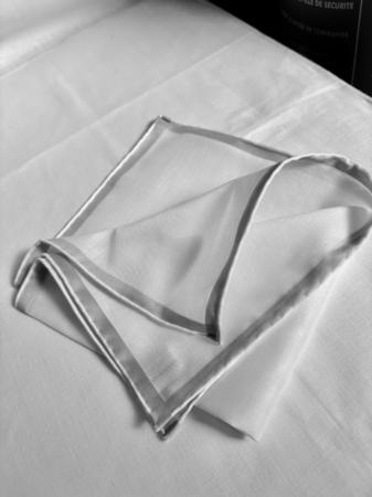 The pocket handkerchieves &raquo; The white pockets &raquo; Amalfi white pocketsquare with light grey saton border